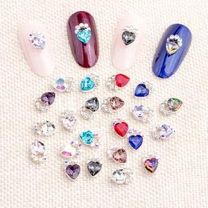 Vue détaillée de strass pour ongles en forme de cœur avec couronne en diverses couleurs