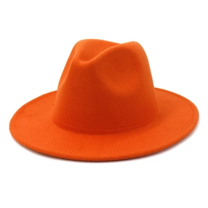 Primer plano detallado de sombrero fedora de lana naranja con ala ancha y costuras finas