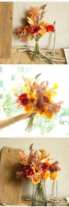 Detalle de ramo de flores artificiales de otoño con rosas, margaritas y cuerda de cáñamo