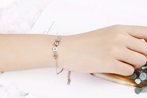 Dettaglio del bracciale LOVE in argento S925 con catena di estensione regolabile da donna