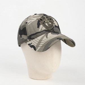 Detailansicht der Militär-Camouflage-Baseballkappe mit Special Forces Patch