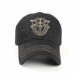Vorderansicht einer schwarzen Militär-Baseballkappe mit De Oppresso Liber-Stickerei