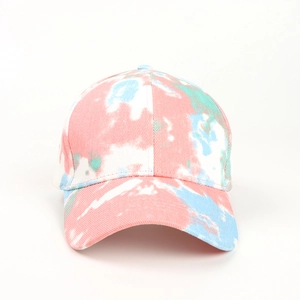 Détail des motifs tie-dye colorés sur le sergé de coton d'une casquette de baseball