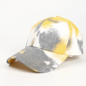 Détail de la casquette tie-dye avec motif graffiti unique jaune et gris sur toile