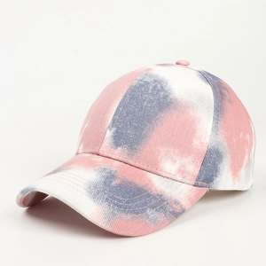 Détail de la casquette tie-dye multicolore avec motif aquarelle rose et bleu