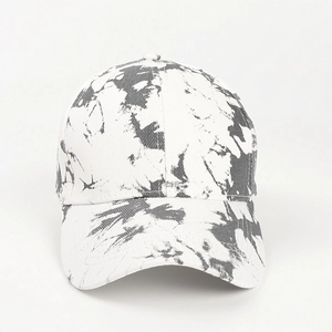 Vue de face d'une casquette de baseball tie-dye blanc et gris avec une visière courbée