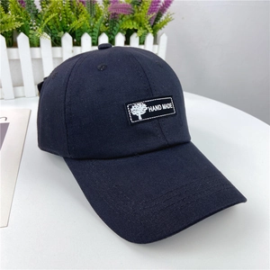 Gorra de béisbol de piloto negra con etiqueta tejida a mano y diseño de gafas decorado