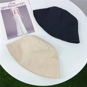 Chapeau bob plissé style japonais en noir et beige avec large bord et texture coton doux
