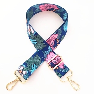 Détail de la bandoulière fleurie bleue réglable avec boucles en métal doré brillant