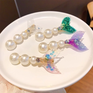 Détails de quatre pinces à cheveux sirène avec perles et paillettes dans un plat blanc