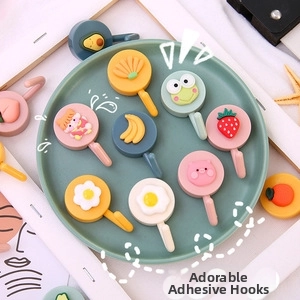Ganci adesivi decorativi di cartoni animati carini con vari motivi animali e frutta.