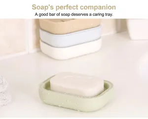 Vue rapprochée de porte-savons minimalistes en plusieurs couleurs avec gouttes d'eau