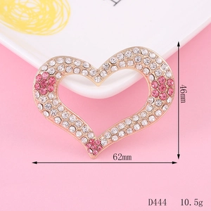 Detail of heart-shaped alloy brooch with rhinestones and dimensions 62x46mm