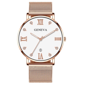 Détail de la montre à maille or rose avec cadran romain blanc et guichet de date