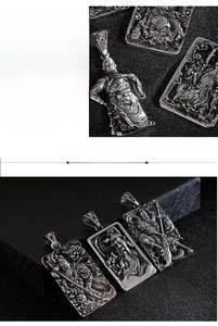 Dettaglio del ciondolo drago Guan Yu in acciaio inossidabile con finitura vintage