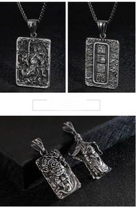 Dettaglio macro del ciondolo Guan Yu con rilievo vintage su collana in acciaio inox