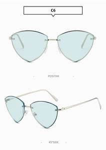 Détail de lunettes de soleil triangulaires sans monture, verres bleu clair et branches argent