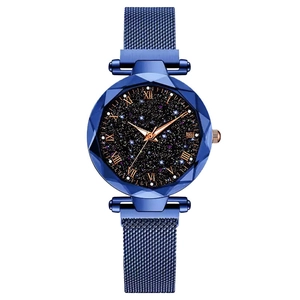 Dettaglio dell'orologio al quarzo con quadrante cielo stellato, numeri romani e cinturino magnetico
