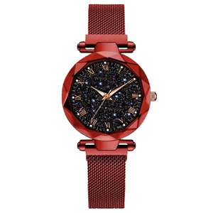 Dettaglio dell'orologio rosso con quadrante stellato e cinturino magnetico