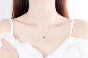 Détail du collier en argent sterling S925 avec pendentif moissanite ronde sur le cou