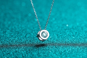 Gros plan du collier en argent S925 avec pendentif rond en moissanite étincelante