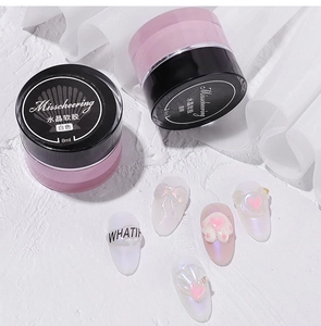 Detailweergave van 8ml witte en transparante 3D nagel carving gel op witte zijden achtergrond