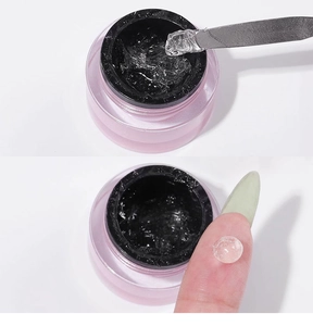 Macro-detail van heldere 3D-nagel vaste gel die met een metalen tool wordt opgepakt