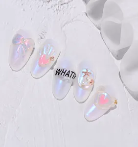 Detailweergave van 3D-nagelkunst met strikjes en lasereffect op een stenen achtergrond