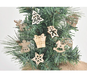 Détails d'ornements de Noël en bois découpés au laser avec motifs d'élans et d'étoiles