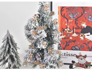 Gros plan d'assortiment de suspensions de Noël en bois incluant étoiles et rennes
