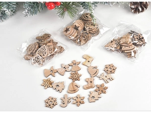 Vue à plat de décorations de Noël en bois DIY avec flocons de neige, anges et rennes variés