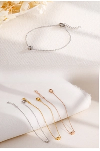 Dettagli dei bracciali minimalisti con impronte di zampe in argento, oro e oro rosa