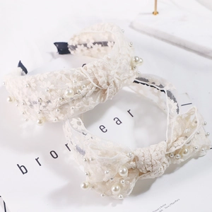 Serre-tête élégant en dentelle blanche avec broderies florales et perles délicates