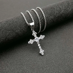 Pendentif croix en acier argenté serti de zircons avec chaîne vénitienne élégante