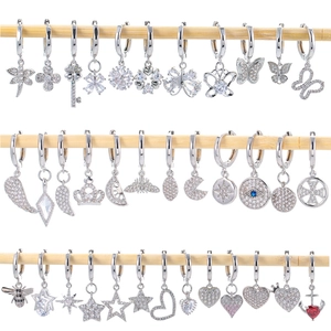 Assortimento di orecchini a goccia in argento con zirconi e forme di farfalla