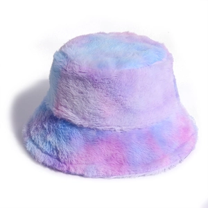 Plüschiger Anglerhut mit Regenbogen-Farbverlauf in Pastellblau und Rosa für den Winter