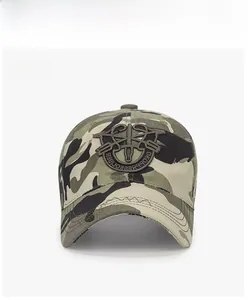 Détail macro d'une casquette de baseball camouflage avec insigne militaire brodé