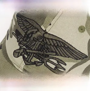 Detailaufnahme des bestickten taktischen Emblems auf der Camouflage-Baumwollkappe
