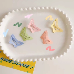 Set de 5 barrettes à cheveux papillon aux couleurs bonbon mates dans un plateau blanc