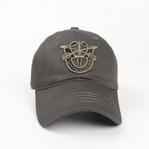 Detailansicht des bestickten Special Forces Abzeichens auf einer dunkelgrauen taktischen Baseballkappe