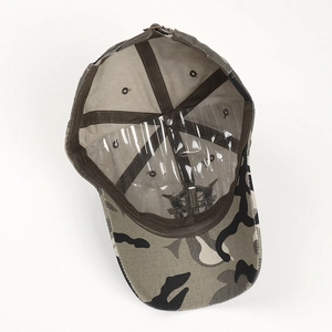 Detaillierte Innenansicht der Camouflage-Baseballkappe mit Stickerei und Innenfutter