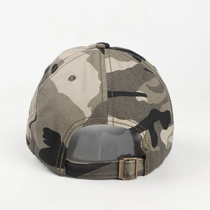 Rückansicht einer klassischen Camouflage-Baseballkappe mit verstellbarer Metallschnalle