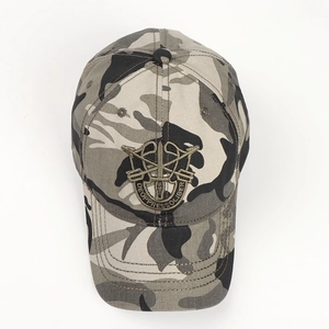 Detailansicht einer militärischen Camouflage-Basecap mit taktischem Stickemblem