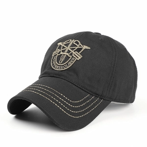 Detailaufnahme der schwarzen Taktikkappe mit goldener US Army Special Forces Stickerei