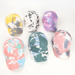 Collection de six casquettes de baseball tie-dye colorées pour femmes sur fond blanc
