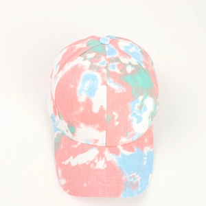 Vue de dessus d'une casquette tie-dye rose, bleue et vert menthe avec coutures renforcées
