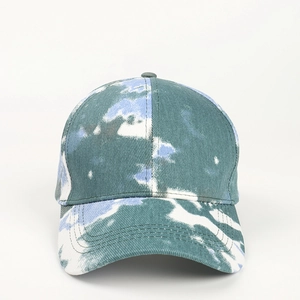 Détail de la casquette tie-dye avec dos croisé en sergé vert foncé et bleu clair