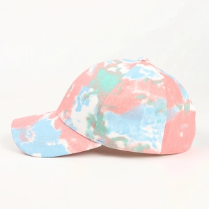 Détail d'une casquette de baseball tie-dye aux motifs éclatants rose, bleu et menthe