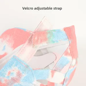 Détail de la fermeture Velcro réglable à l'arrière de la casquette tie-dye pour femmes