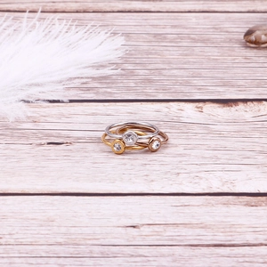Ensemble de trois bagues fines minimalistes en or, argent et or rose avec des zircons